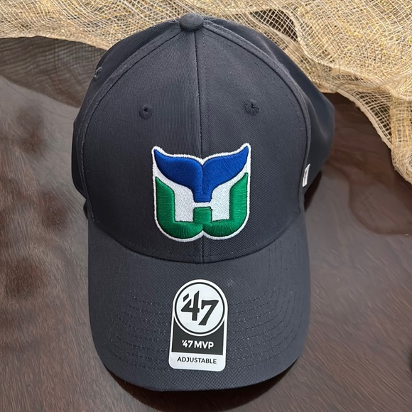 Casquette Ajustée Hartford Whalers ’47 – Bleu Moyen, Taille M, Collector NHL, état Super Propre